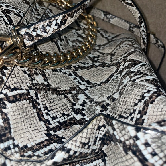 faux snakeskin Guess satchel purse - Picture 13 of 13